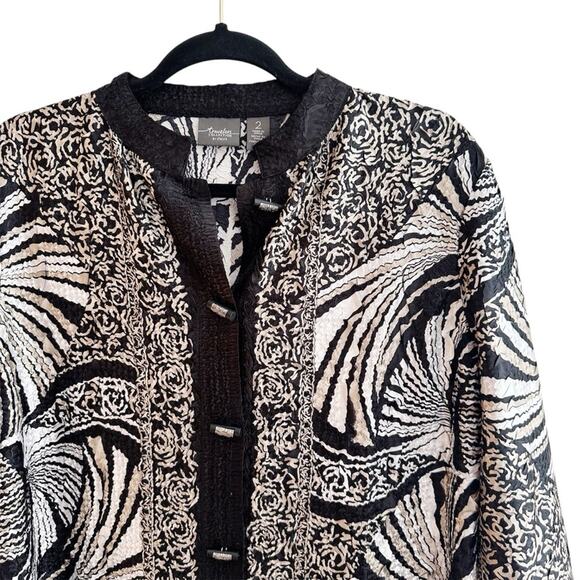 Chico's Travelers Abstract Art Crinkle Tunic Blouse Asian Mandarin Collar Button - Picture 2 of 5